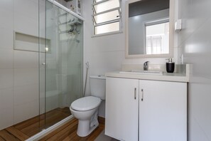 Dusche, Haartrockner, Handtücher, Shampoo