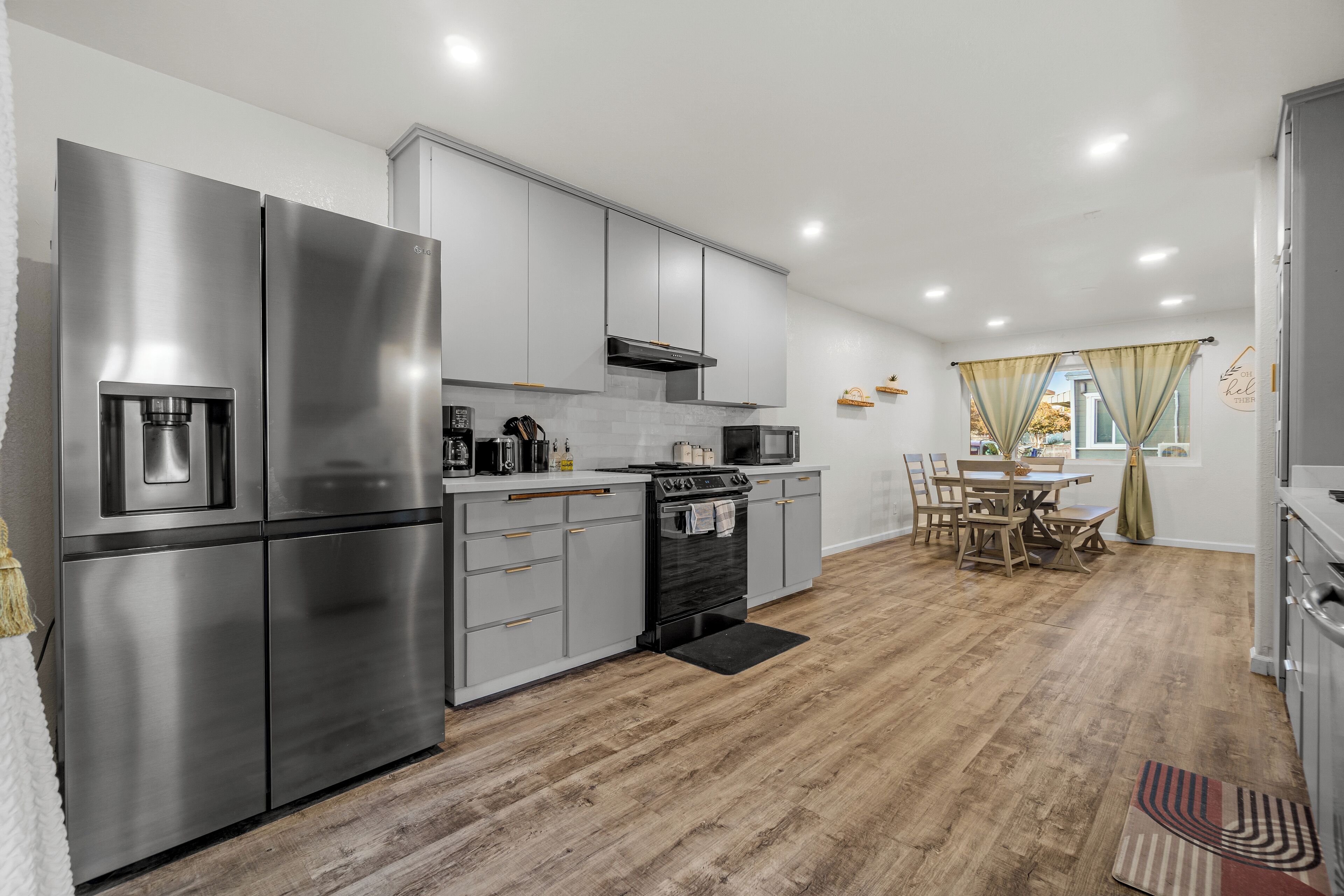 Kylskåp, mikrovågsugn, ugn och spishäll