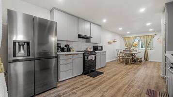 Kylskåp, mikrovågsugn, ugn och spishäll