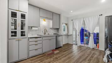 KĂŒhlschrank, Mikrowelle, Ofen, Herdplatte