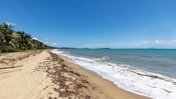 Beach nearby, sun loungers, beach towels