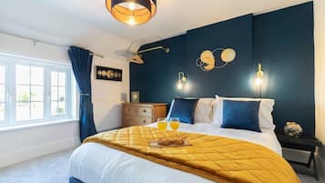 4 bedrooms, iron/ironing board, travel crib, WiFi (free)