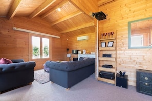 Smart TV, chimenea, videojuegos y futbolito