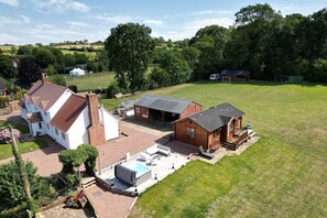 Exterior - Beautiful Danford House & Lodge with Hot Tub (Hartpury)