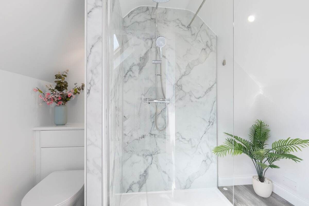 Shower, jetted bath, hair dryer, towels