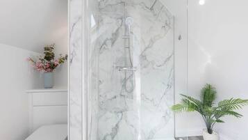 Shower, jetted bath, hair dryer, towels