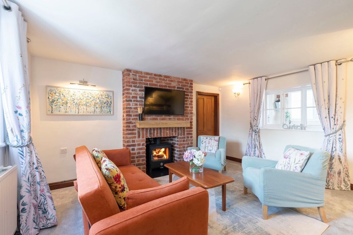 Televisie, een open haard, videospelletjes en tafelvoetbal