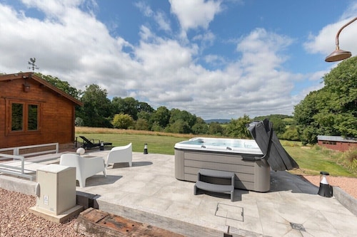 Beautiful Danford House & Lodge with Hot Tub