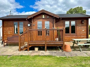 Exterior - Beautiful Danford House & Lodge with Hot Tub (Hartpury)
