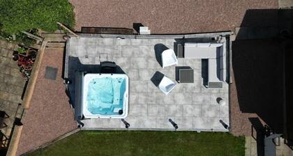 Beautiful Danford House & Lodge with Hot Tub