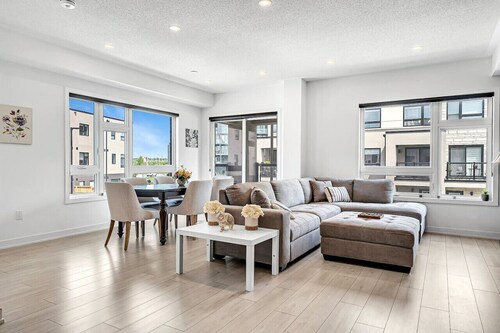 Ritzy 3BR Home with Balcony Near Burlington Pier