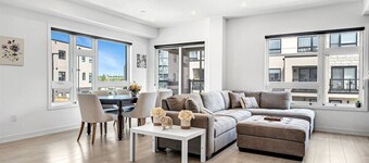 Ritzy 3BR Home with Balcony Near Burlington Pier