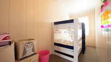 4 室のベッドルーム、アイロン / アイロン台、インターネット