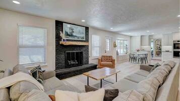 Smart TV, fireplace