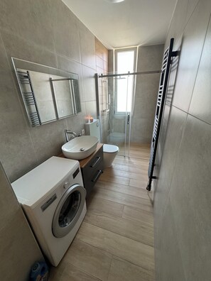 Dusj, hårføner, håndklær og såpe