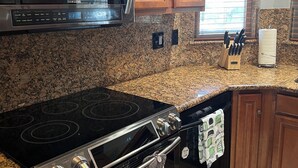 Coffee/tea maker, fridge, microwave, oven - Charming 3-bedroom house with AC, WiFi in phenomenal Phoenix (Phoenix)