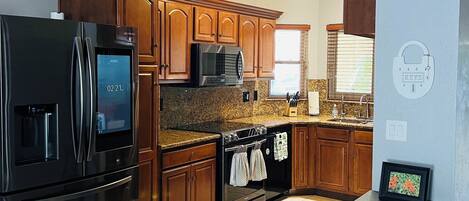 Een koelkast, een microgolfoven, een oven, een kookplaat