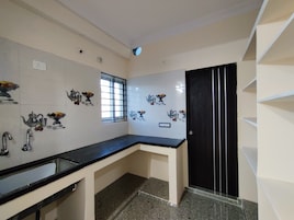 Quarto casal clássico | Espaço de cozinha compartilhada | Talheres/pratos/utensílios de cozinha