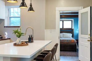 3 chambres, bureau, fer et planche à repasser, lit parapluie