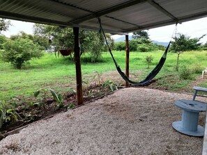 Property grounds - Chiquita House. Tranquil 1-bedroom cabin in Barra Honda de Nicoya (Mansión de Nicoya)