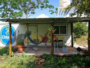 Property grounds - Chiquita House. Tranquil 1-bedroom cabin in Barra Honda de Nicoya (Mansión de Nicoya)