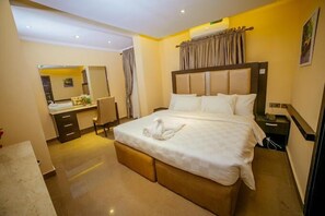 Deluxe-Zimmer, Balkon, Stadtblick | Schreibtisch, laptopgeeigneter Arbeitsplatz, kostenloses WLAN