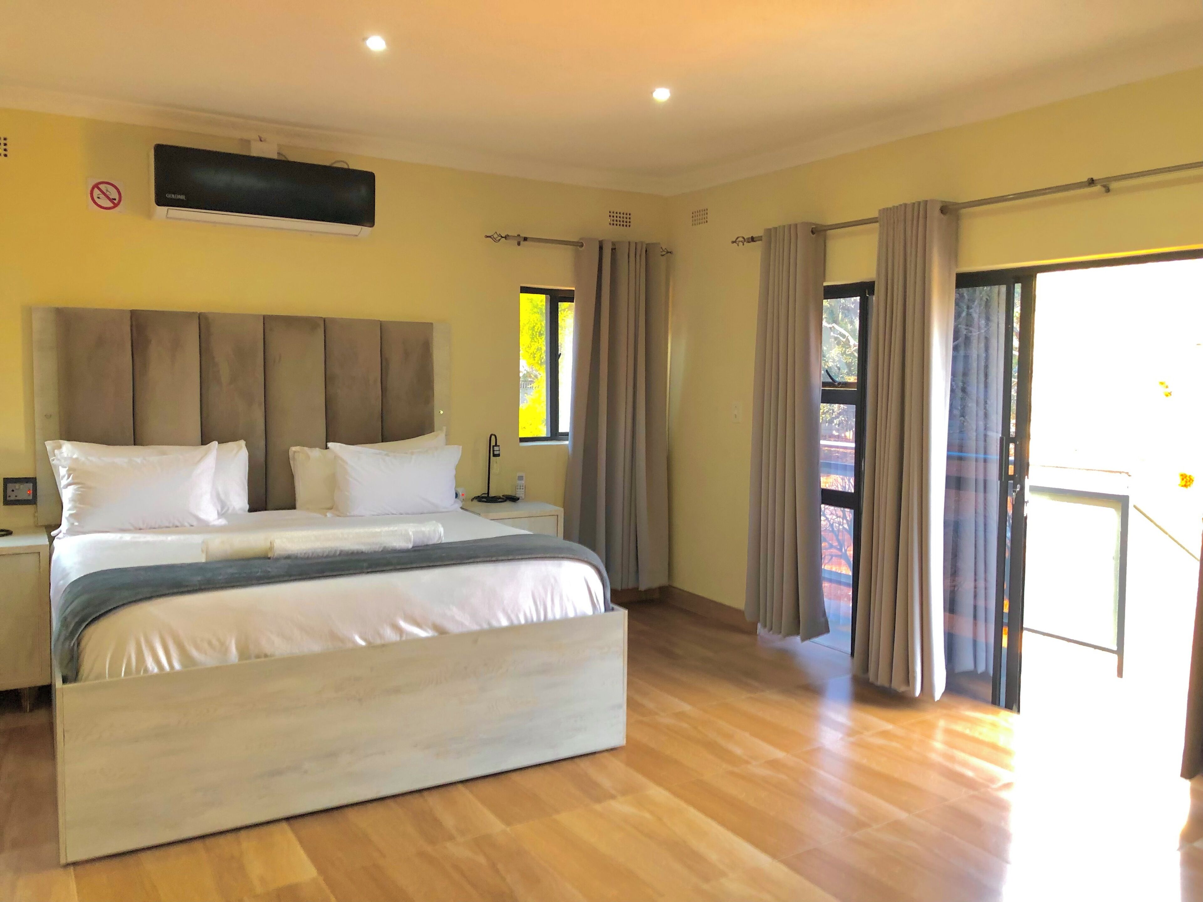 Executive Room | Desk, laptop workspace, soundproofing, iron/ironing board