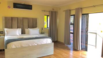 Executive Room | Desk, laptop workspace, soundproofing, iron/ironing board