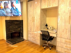 Executive Room | Desk, laptop workspace, soundproofing, iron/ironing board - Casa Favorita (Harare)