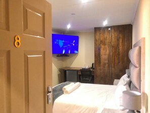Luxury Room | Desk, laptop workspace, soundproofing, iron/ironing board - Casa Favorita (Harare)
