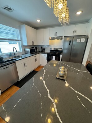 Fridge, microwave, oven, stovetop - Modern & Luxurious NYC-Themed 3-Bedroom Apartment Located Inside Gated Community (Elizabeth)