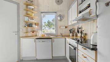 Een koelkast, een kookplaat, een vaatwasser