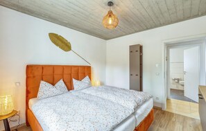 9 bedrooms, travel cot, free WiFi, bed sheets
