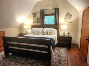 3 bedrooms, desk, iron/ironing board, travel cot