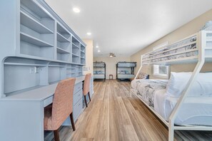 4 makuuhuonetta, työpöytä, silitysrauta/-lauta, ilmainen Wi-Fi