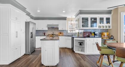 Adeline's Lake View, Elegant Lake View Home in Gated Community, Sleeps 15