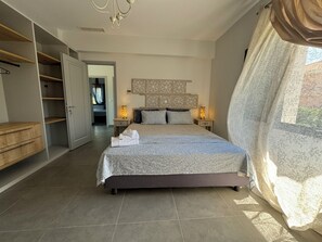 6 Schlafzimmer, Zimmersafe, Schreibtisch, Bügeleisen/Bügelbrett