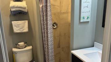 Chambre Simple Standard | Salle de bain | Douche, articles de toilette gratuits, serviettes fournies, savon