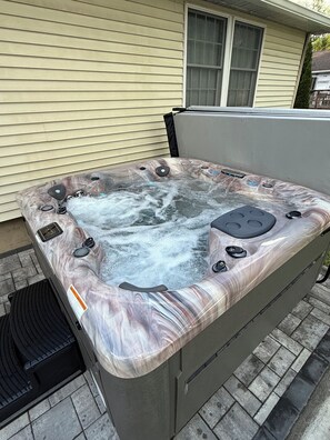 Banyera d'hidromassatge a l'aire lliure