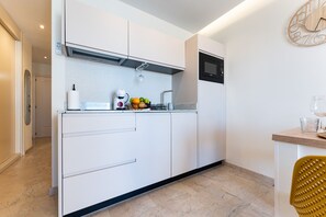 Fridge, microwave, dishwasher, coffee/tea maker
