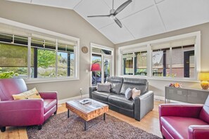 Smart-TV, peis, bordtennis og bøker