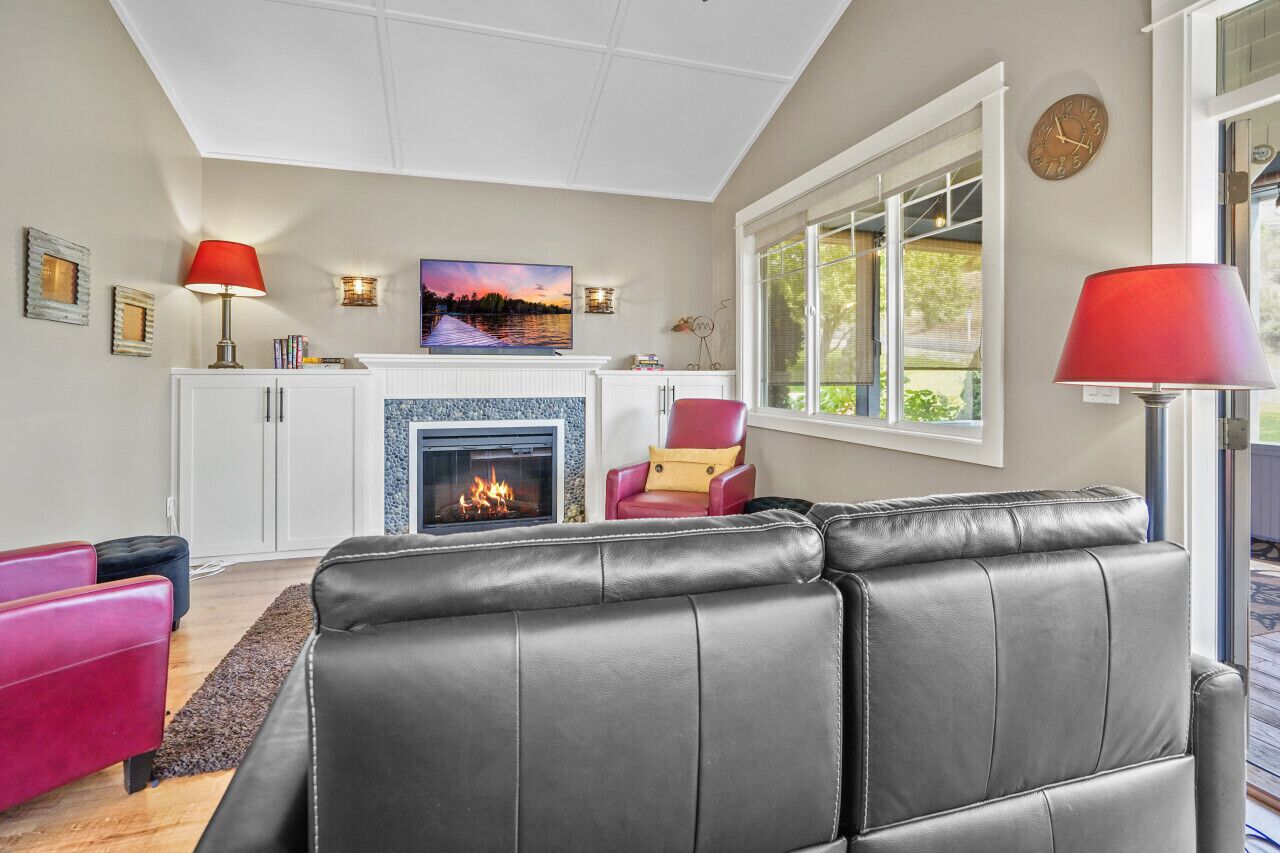 Smart TV, chimenea, tenis de mesa y libros 