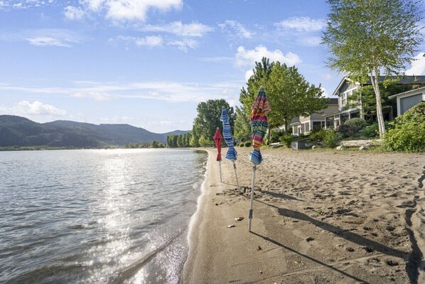 Beach nearby - Firerock Couples cottage - Charming w/huge beach! (Oroville)