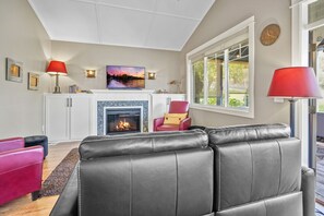 Smart-tv, pejs, bordtennisbord, bøger