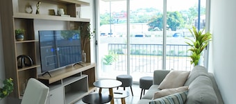 Modern & Spacious APT - Wifi, Gym, Pool, A/C