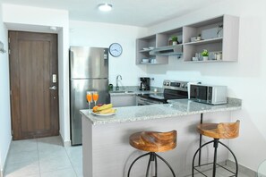 Geladeira, micro-ondas, fogão, cooktop