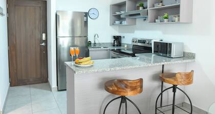 Modern & Spacious APT - Wifi, Gym, Pool, A/C
