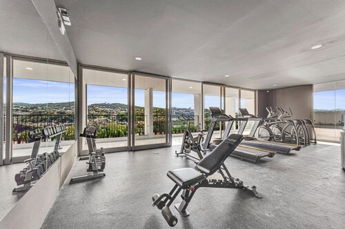 Modern & Spacious APT - Wifi, Gym, Pool, A/C