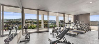 Modern & Spacious APT - Wifi, Gym, Pool, A/C