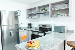 Kühlschrank, Mikrowelle, Ofen, Herdplatte